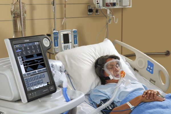 Kinder ab sieben Jahren können mit einer Philips Respironics Performax Ganzgesichtsmaske und einem Philips Respironics V680 Beatmungsgerät beatmet werden.