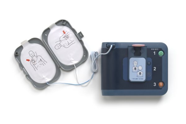 Der kleine Philips HeartStart FRx Defibrillator wird zusammen mit Defi-Pads eingesetzt.