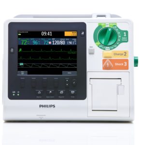 Der Philips HeartStart XL+ ist ein Defibrillator der eine umfangreiche Patientenüberwachung ermöglicht. Ein großes Farbdisplay zeigt die Vitalparameter-Kurven an.