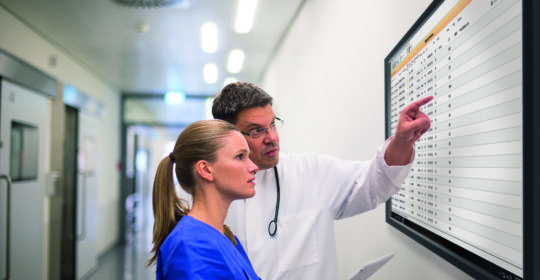Die Philips IntelliVue Guardian Software kann an einem übersichtlichen Dashboard genutzt werden. Es ist für die Besprechung der Patientenzustände gut geeignet.