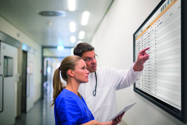 Die Philips IntelliVue Guardian Software kann an einem übersichtlichen Dashboard genutzt werden. Es ist für die Besprechung der Patientenzustände gut geeignet.