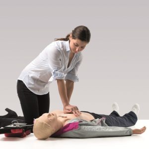 Der Laerdal Resusci Anne Advanced SkillTrainer im Einsatz bei einem Erste Hilfe Kurs. Die Durchführung einer Her-Lungen-Wiederbelebung kann mit dem SkillTrainer trainiert werden.