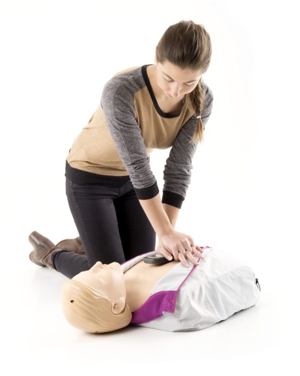 Ein Rettungsassistent führt eine Herzdruckmassage an einer Laerdal Little Anne durch. Die Puppe ist gut geeignet zur Ausbildung von Rettungsassistenten.