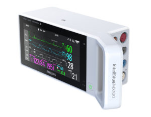 Der Patientenmonitor Philips IntelliVue MX100 ist leicht gedreht dargestellt. Die Vitalparameter eines Patienten sind auf dem Touch Screen zu sehen. Die Anschlüsse für z.B. SPO2 und NBP sind an der Seite zu sehen.