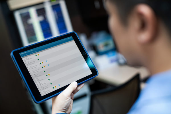 867172-Der Philips HeartStart Intrepid kann per Knopfdruck Daten über die Intellispace-Connect-Schnittstelle an die elektronische Patientenakte des Krankenhauses schicken.