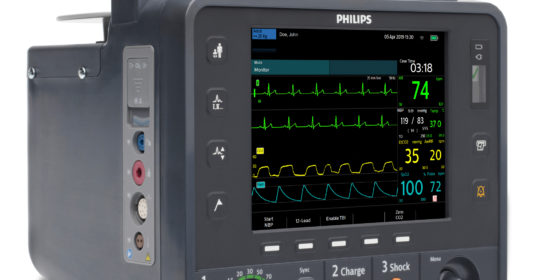 Der Philips Heartstart Intrepid ist Monitor und Defibrillator in einem Gerät. Die Bedienelemente und das Display mit der Kurvendarstellung der Vitalparameter sind in dieser Frontalansicht des HeartStart Intrepid zusehen.