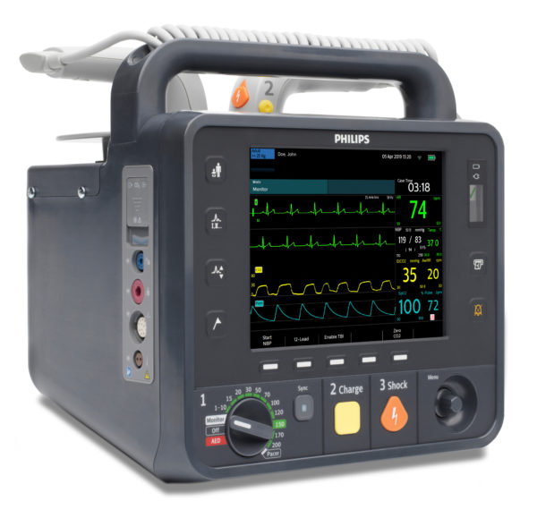 Der Philips Heartstart Intrepid ist Monitor und Defibrillator in einem Gerät. Die Bedienelemente und das Display mit der Kurvendarstellung der Vitalparameter sind in dieser Frontalansicht des HeartStart Intrepid zusehen.