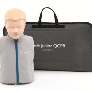 128-01050-Das CPR-Trainingsmodell Little Junior QCPR wird mit einer Tasche geliefert.