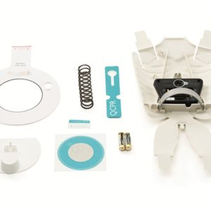 Das Little Junior QCPR Upgrade Kit enthält diverse Bestandteile: Rippenplatte mit QCPR-Sensor, Ventilations-Aufkleber (induktiv), Platzierungsschablone für den Ventilations-Aufkleber, Kompressionsreflektor, Kompressionsfeder, QCPR-Aufkleber, Bändchen zur Kennzeichung der QCPR-Tasche , 2 AA Batterien, Installationsanleitung