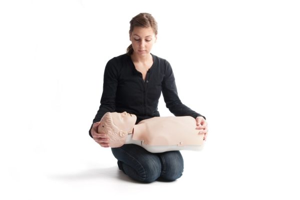 18002050 - Ein Schulungsteilnehmer präsentiert das CPR-Trainingsmodell Little Junior.